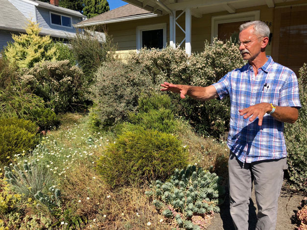Board member Bob Hyland led a spontaneous board discussion on the merits and seasonal features of Greg’s summer-dry landscape. The garden gets little to no additional water, even in record-breaking heat like what we experienced that weekend.