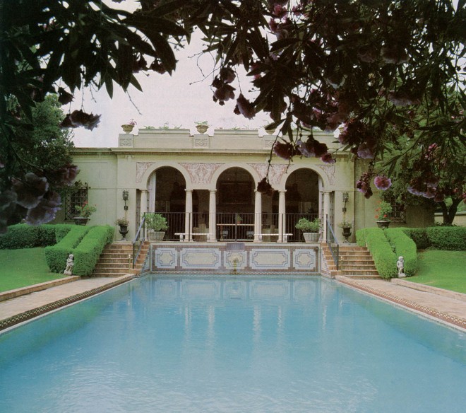 Guest house and pool. Author’s photographs.