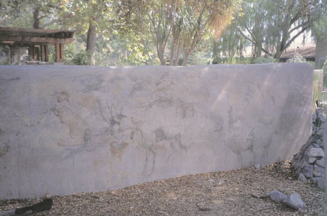 uma parede de palha fornece definição espacial, um cenário bonito para plantas e criatividade na aplicação de petroglifos simulados em sua superfície acabada. (The Arboretum of Los Angeles County)