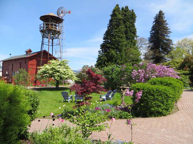 A beautiful spring day at the Hulda Klager Lilac Garden. Photo: Forrest Campbell