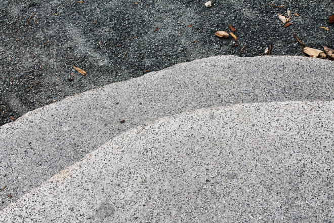 Live-edge detail on the massive 1200-pound cut-boulder stair treads.  Photo: courtesy of Berger Partnership